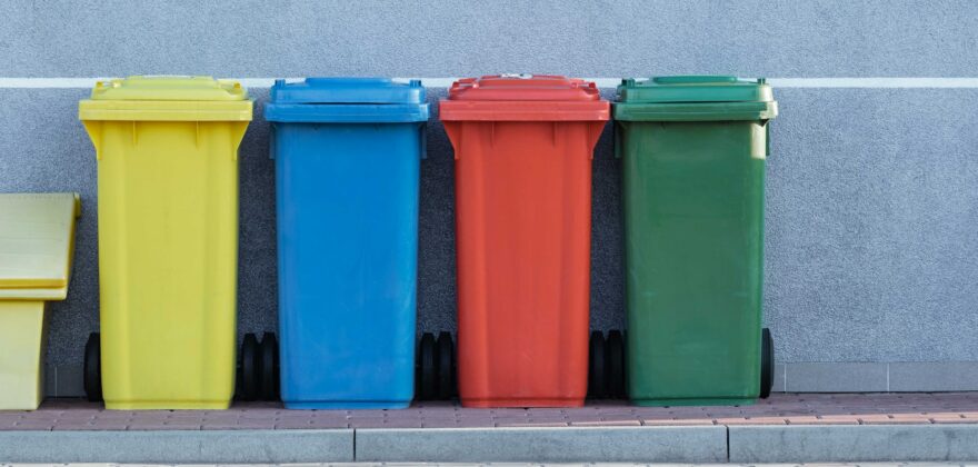 Mülltonnen in mehreren Farben