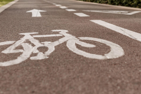 Ein markierter Fahrradweg