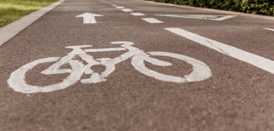 Ein markierter Fahrradweg